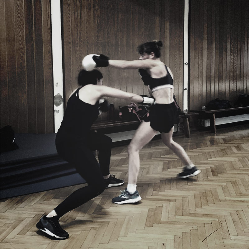 Frauen boxen in der Boxerschmiede Graz
